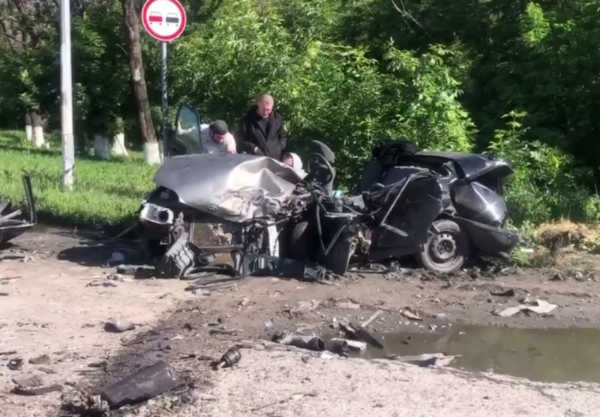Два человека погибли в массовом ДТП возле Каменоломен в Ростовской области