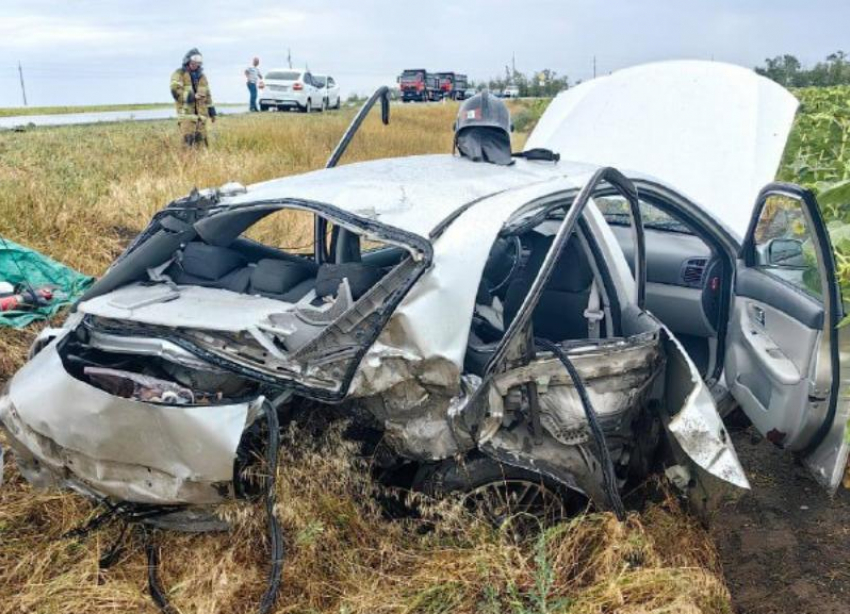 Два человека погибли и трое пострадали в страшном ДТП на трассе в Ростовской области 