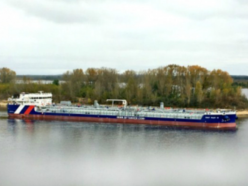 Крупный нефтетанкер прибыл в ростовский порт из Нижнего Новгорода