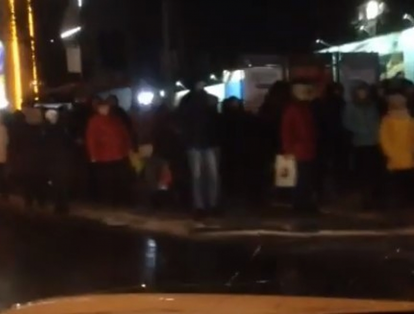 Огромная толпа на остановке возле площади второй Пятилетки напугала ростовских автолюбителей
