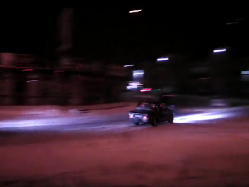 Экстремальный дрифт «отморозков» на автомобилях в Таганроге попал на видео
