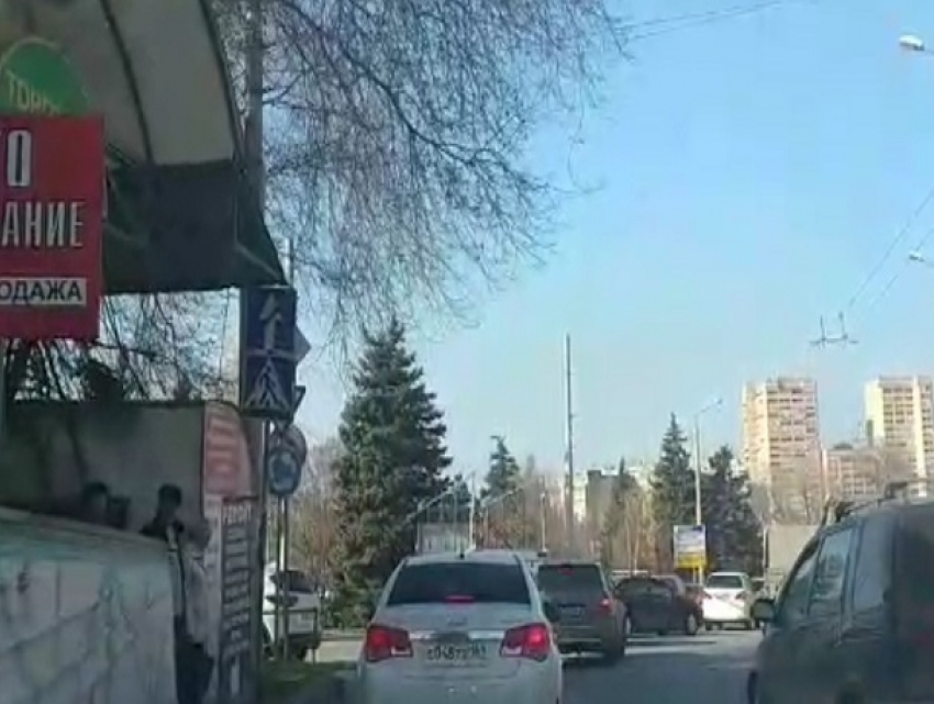 Грузовик спровоцировал удивительную пробку в районе площади 2-й Пятилетки 