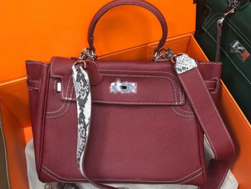 Поддельными сумками и обувью от элитных брендов обманывали покупателей в крупном ТРЦ Ростова