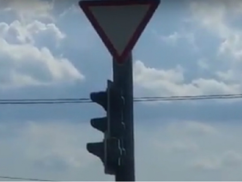 "Обидевшийся» светофор на выезде из поселка Янтарный отвернулся от водителей в Ростовской области