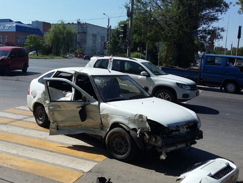 Попавшие в Ростове в ДТП водители устроили спор на тему «кто проехал на красный свет»