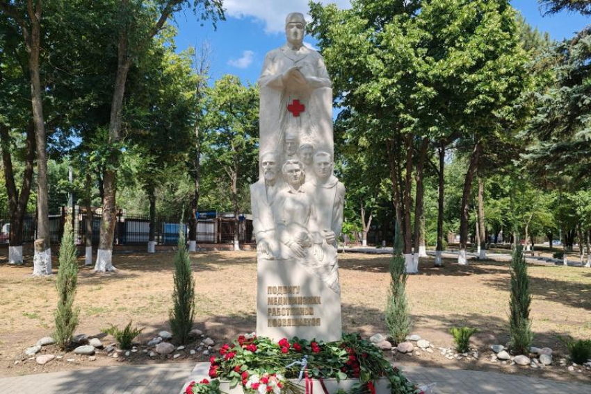 В Ростове открыли памятник, посвященный подвигу медиков во время пандемии COVID-19