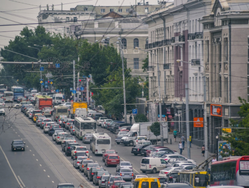 Утренними пробками «поприветствовал» центр Ростова работающих горожан 