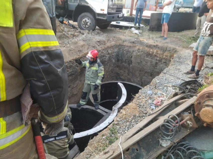 В Ростове-на-Дону двух строителей вытащили из-под бетонной плиты