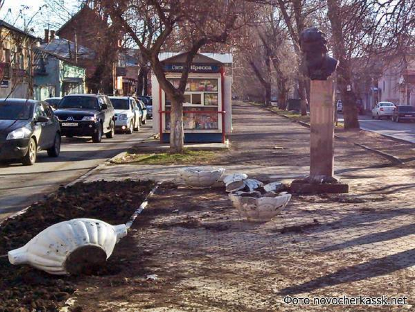 В Новочеркасске водитель ВАЗа врезался в бюст Пушкина