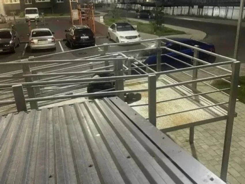 В Ростове на Суворовском мужчина упал с седьмого этажа и умер в больнице