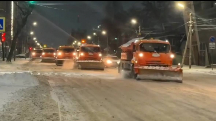 Водителей Ростовской области просят не оставлять машины на обочинах из-за уборки снега 