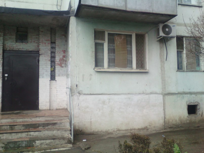 Пятилетний ребенок из Новочеркасска был избит 10-летним мальчиком в подъезде 