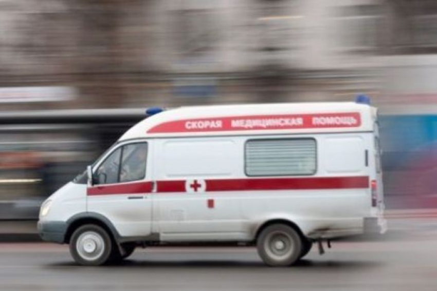 В Ростове возле «О'Кея» водитель легковушки сбил двоих пешеходов