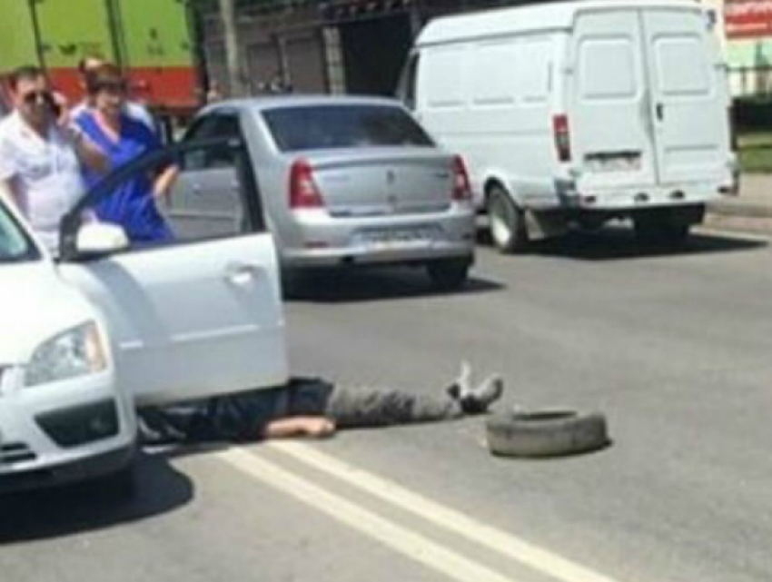 Мужчина умер за рулем автомобиля на оживленной магистрали в Ростове