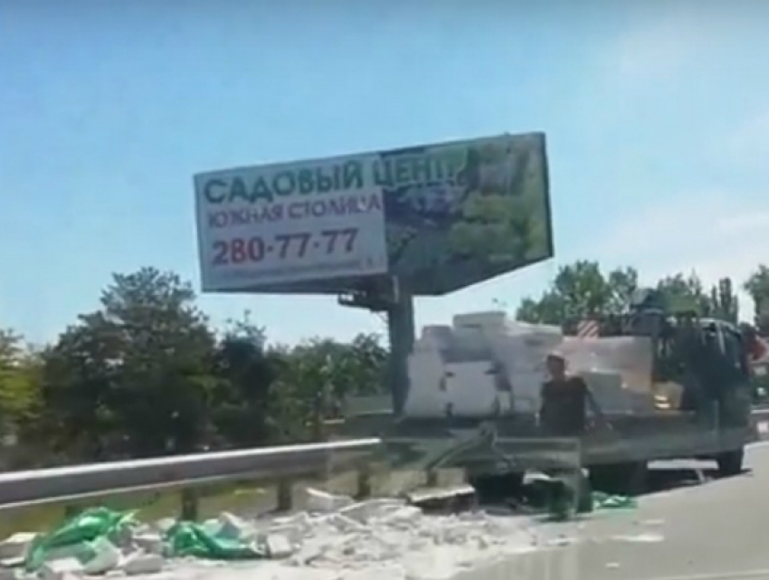 Рассыпавшийся по дороге грузовичок со стройматериалами попал на видео под Ростовом