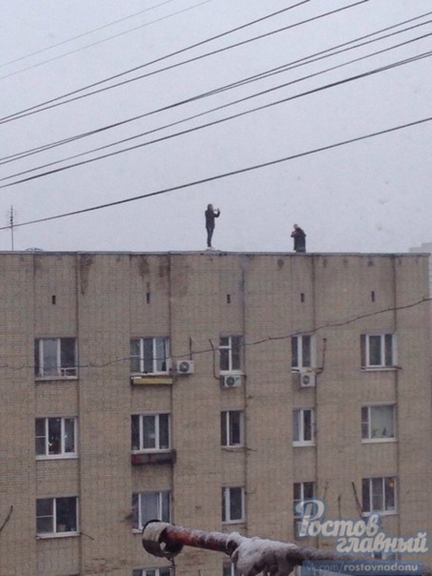 Ростовчане устроили экстремальное селфи на крыше многоэтажки