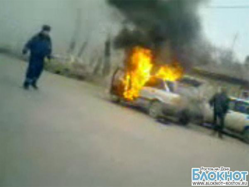 Возгорание Audi в центре Таганрога очевидцы сняли на видео