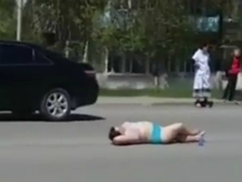 Подробности задержания голой девушки в Киеве