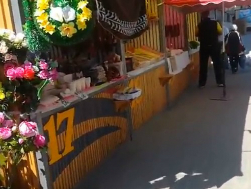 Засиженные мухами и гниющие на солнце мясные продукты ужаснули посетительницу рынка в Ростове