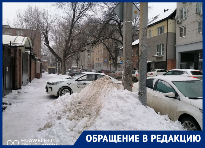 «Пешеходы — не люди?»: власти Ростова второй день не могут расчистить тротуары от снега