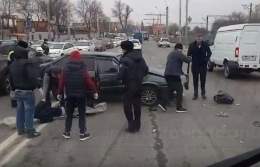 В Ростове машина сбила троих пешеходов, один погиб