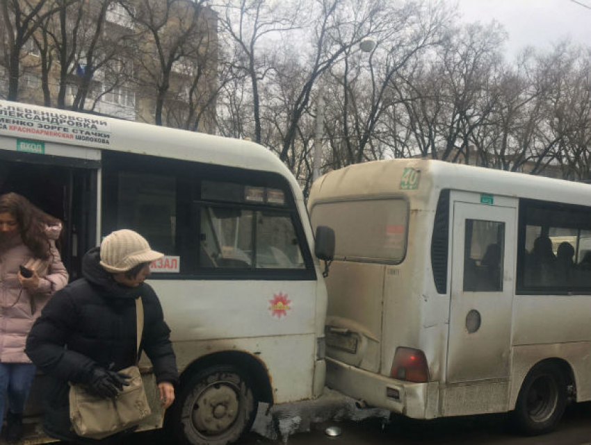 В погоне за пассажирами дикий водитель маршрутки пошел на таран конкурента в Ростове