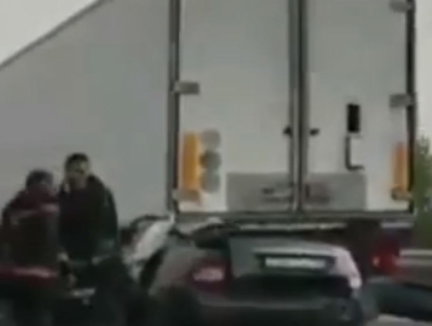 Смертельное ДТП с влетевшей под фуру «Ладой» на ростовской трассе попало на видео