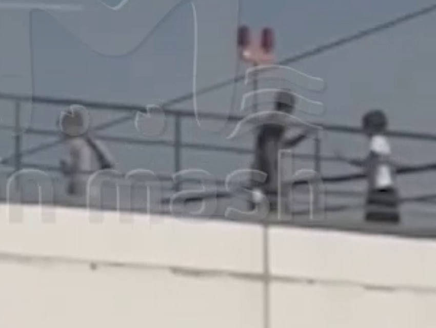 Подростки выбили дверь на крышу 17-этажки в Суворовском и устроили там посиделки