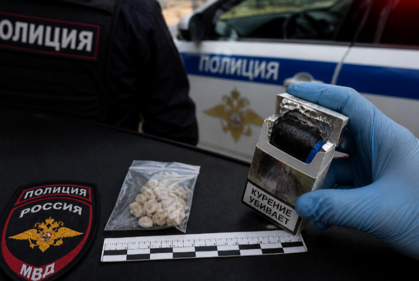 В Ростове полицейские задержали 26-летнюю девушку с наркотиками в пачке сигарет