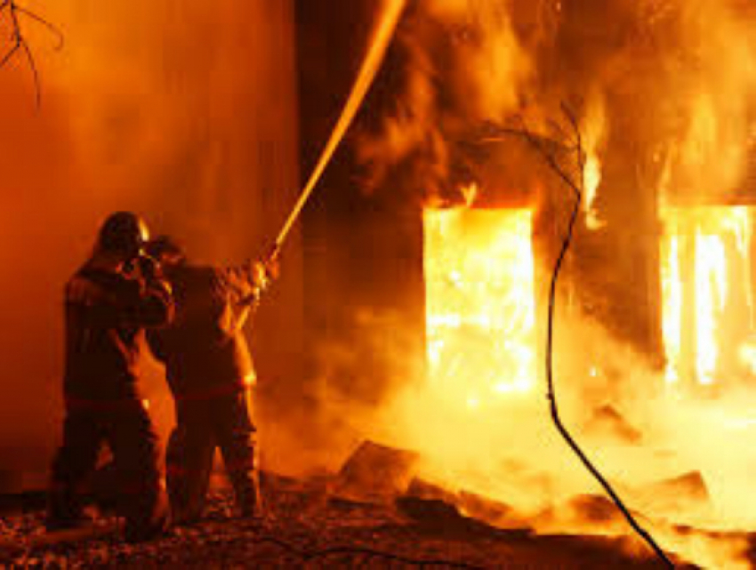 Страшный пожар в казарме разбудил спящих по соседству людей в Ростовской области