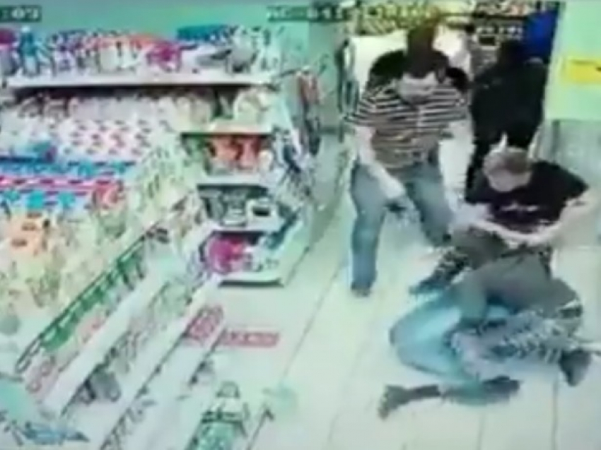 Сокрушительная драка в магазине Ростова из-за двух палок колбасы попала на видео