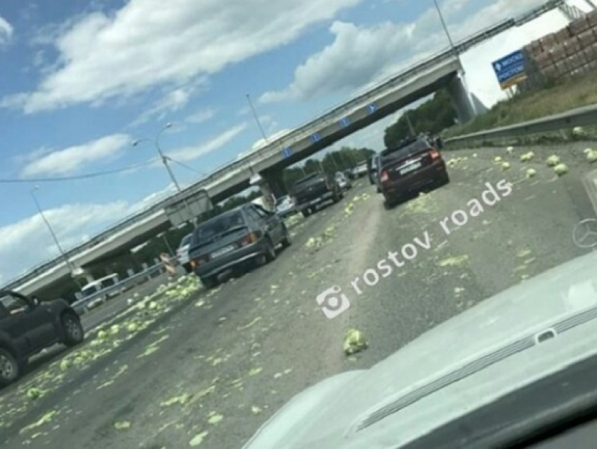 Капуста засыпала федеральную трассу «Дон» под Ростовом