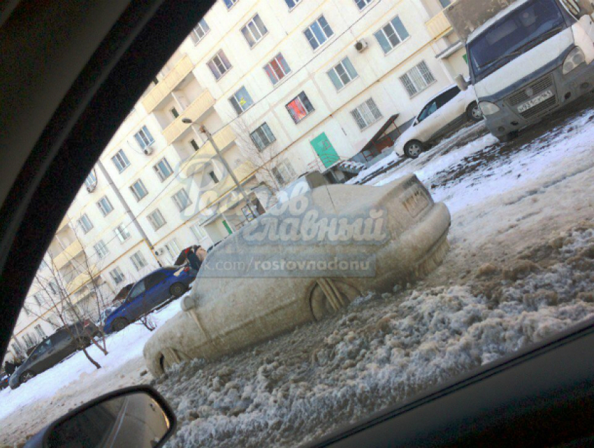 Автомобили превратились в жуткие ледяные скульптуры из-за прорыва водопровода в Ростове
