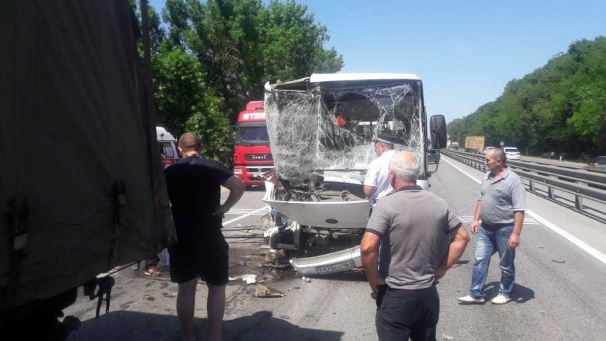 Под Ростовом автобус врезался в фуру, есть раненые