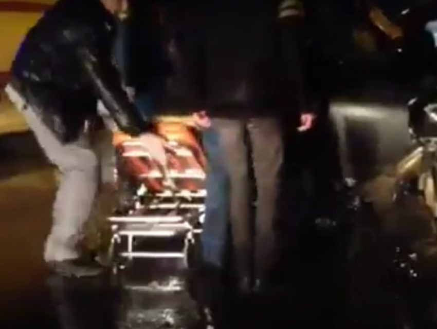 Жуткие последствия смертельного столкновения автомобиля со стеной в Ростове попали на видео