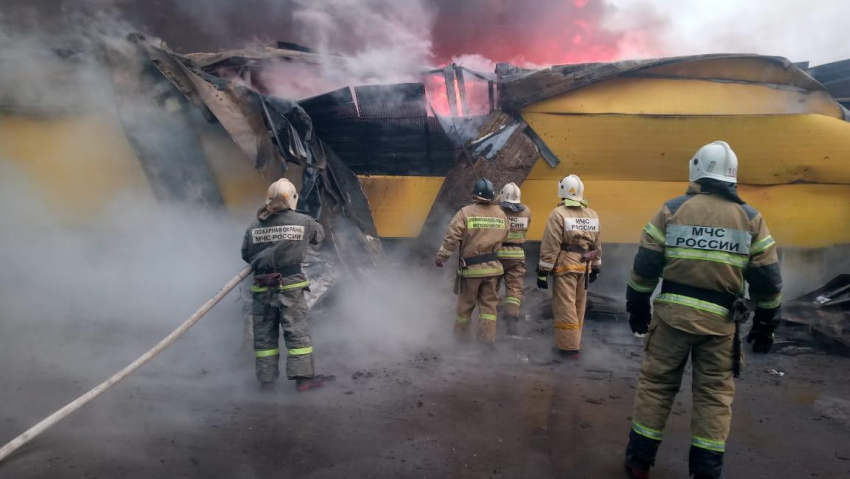 Спасатели потушили пожар на рынке «Атлант» под Ростовом