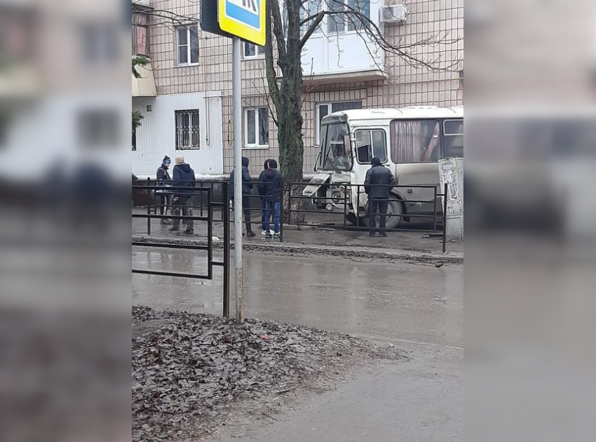 В Ростовской области водитель автобуса с пассажирами отвлекся на телефон и врезался в дерево