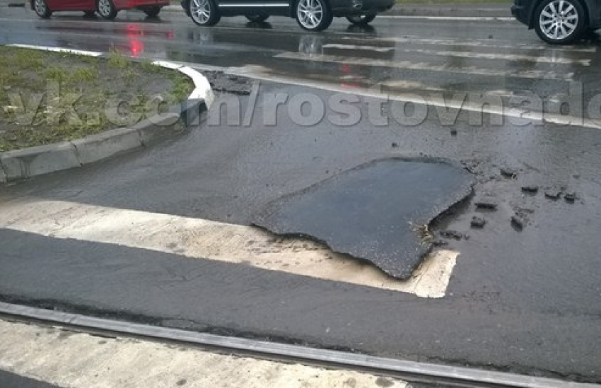 В первые минуты ливня в Ростове на Гвардейской площади поплыл асфальт