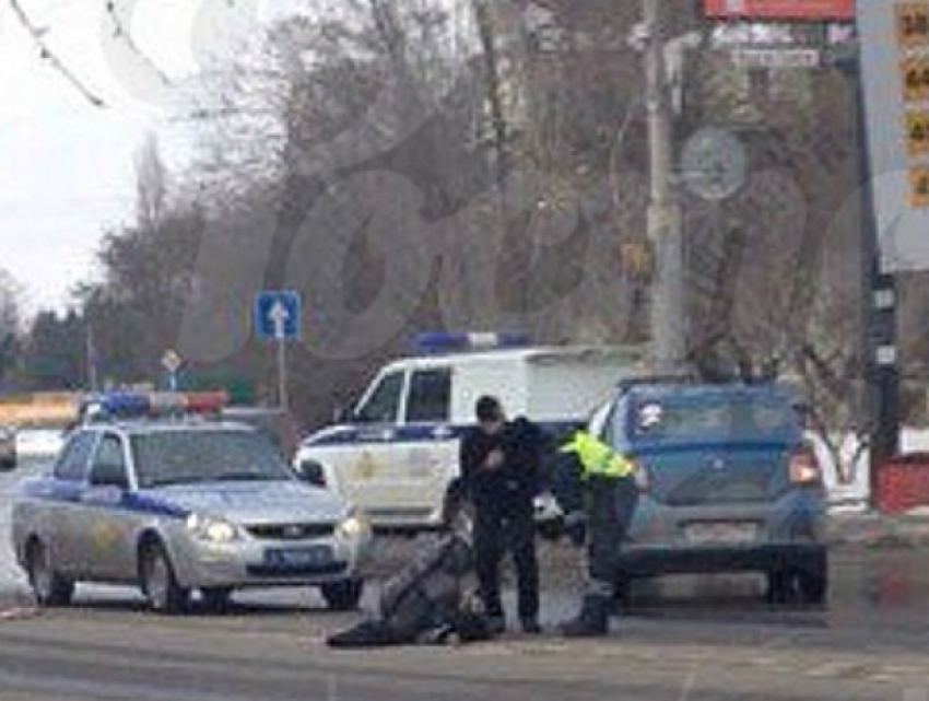 Легковой автомобиль переломал обе ноги бегущей по «зебре» женщине в Ростове