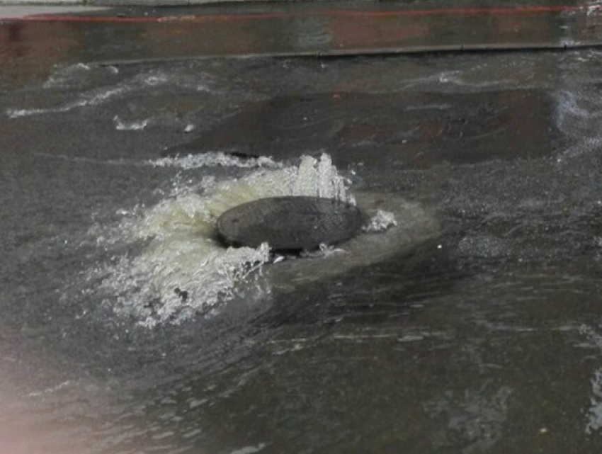 Жильцы ростовской новостройки на 1-ой Баррикадной сняли на видео прыгающую крышку канализационного люка 