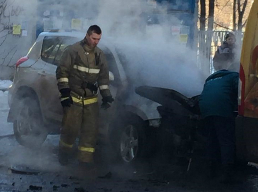Кроссовер «Тойота» внезапно загорелся на улице Орбитальной в Ростове