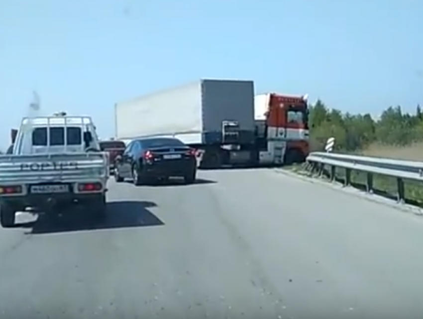 Жуткое ДТП с разворотом КамАЗа на выезде из Ростова попало на видео 