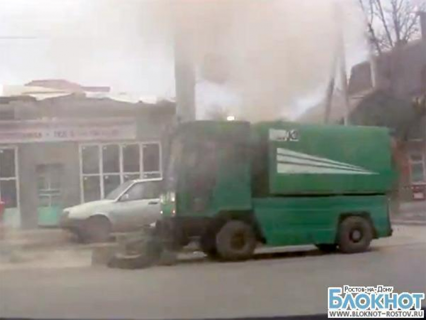 В Ростове вместо уборки улиц спецтехника ЖКХ устраивает пыльные бури (ВИДЕО)