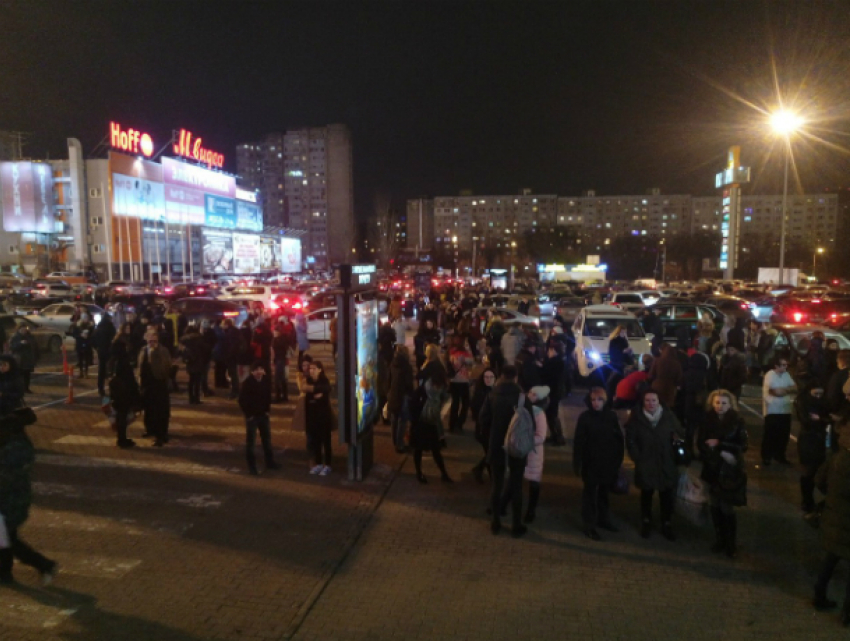 В Ростове снова экстренно эвакуируют торговые центры