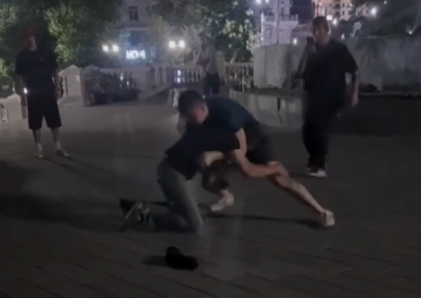 Два драчуна устроили ночной поединок под яйцами в центре Ростова