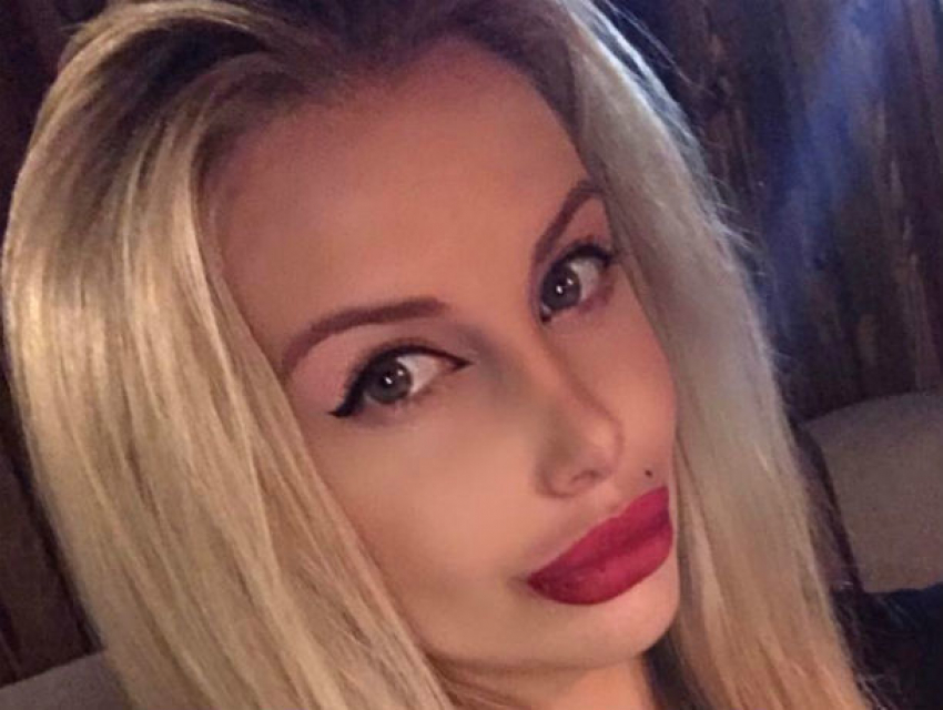 Эффектная ростовская блондинка решила сделать на соблазнительном теле татуировку о путешествиях и алкоголе