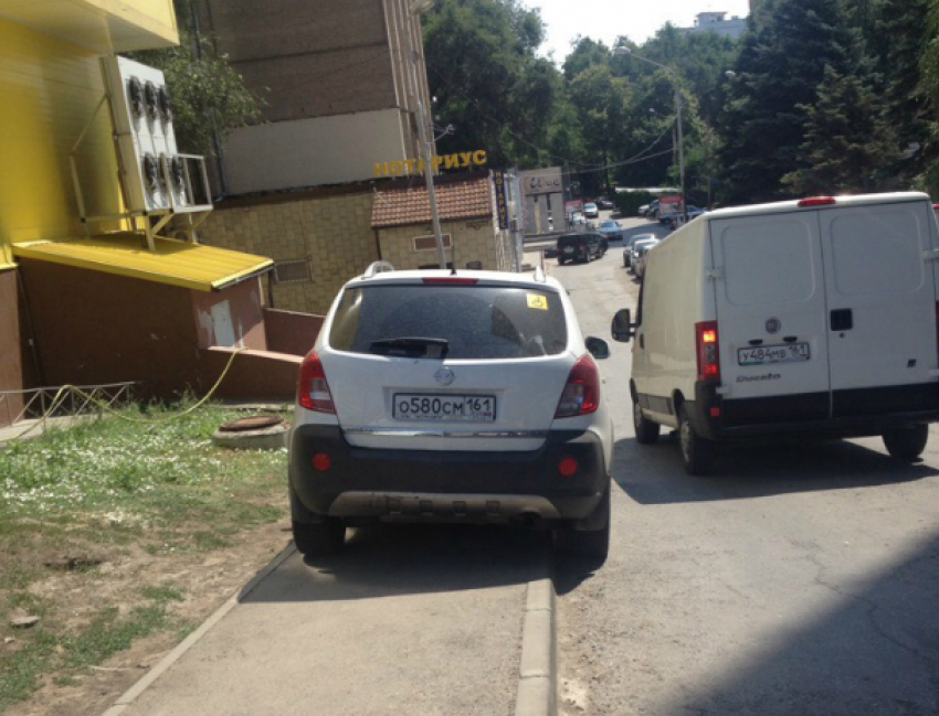 "Инвалид на всю голову» по-хамски припарковал машину на тротуаре в Ростове
