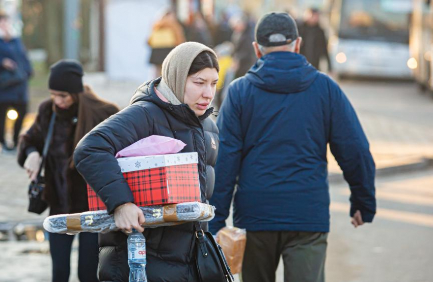 Жители Ростовской области стали лидерами на юге России по закупкам новогодних подарков