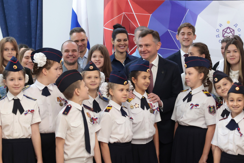 Губернатор Юрий Слюсарь вручил паспорта донской молодежи в День Конституции