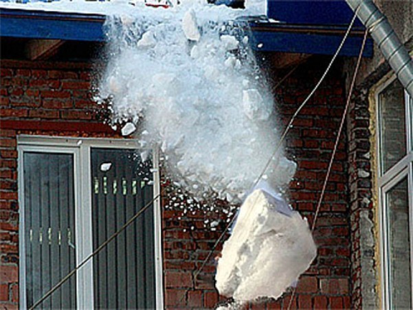 В Ростове снежная глыба, упавшая с крыши педуниверситета, убила женщину